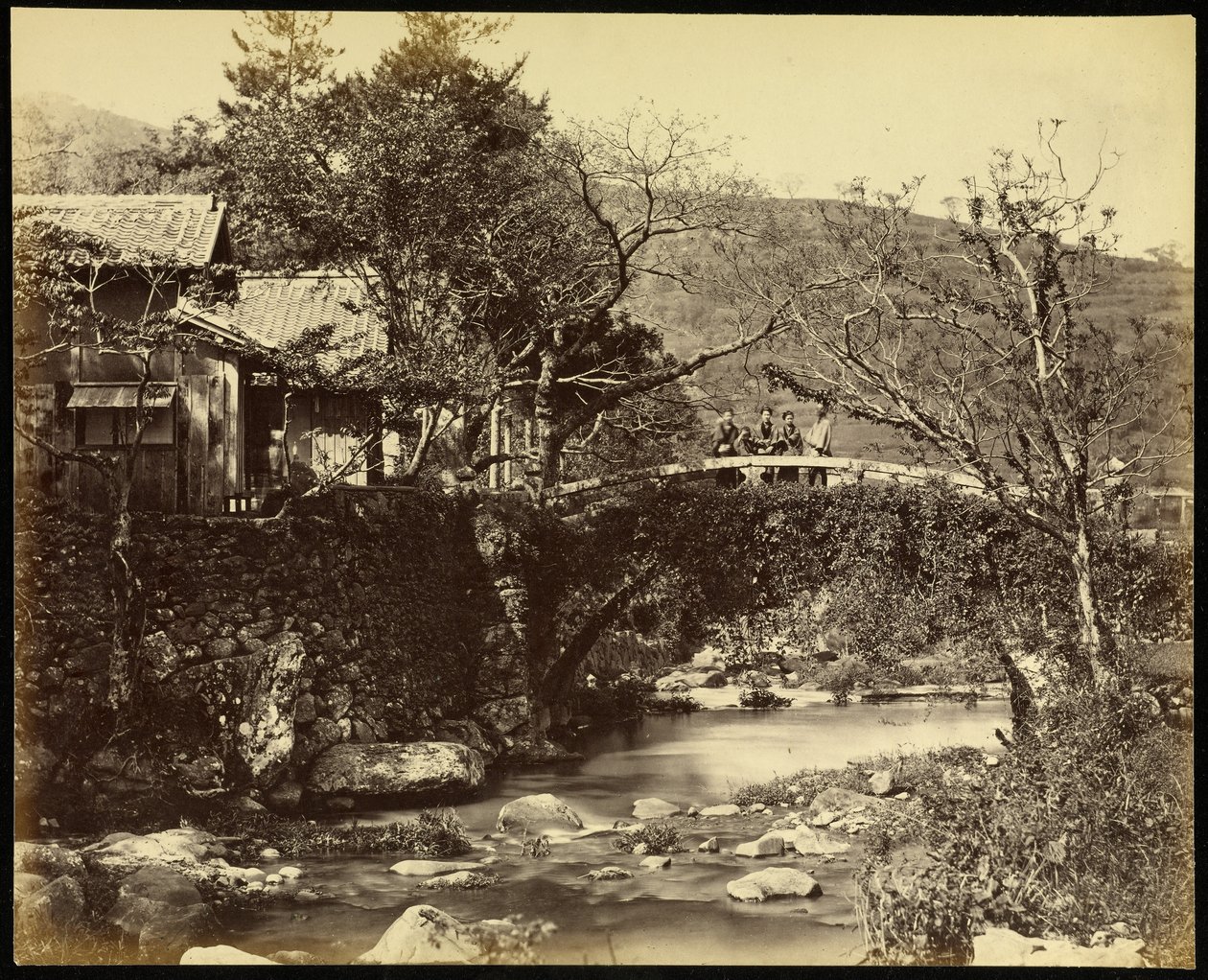 Casa de chá e ponte na estrada Tokaido de Felice Beato