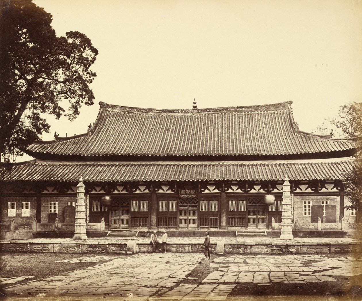 [Templo no Bairro Tártaro, Cantão, China]. de Felice Beato