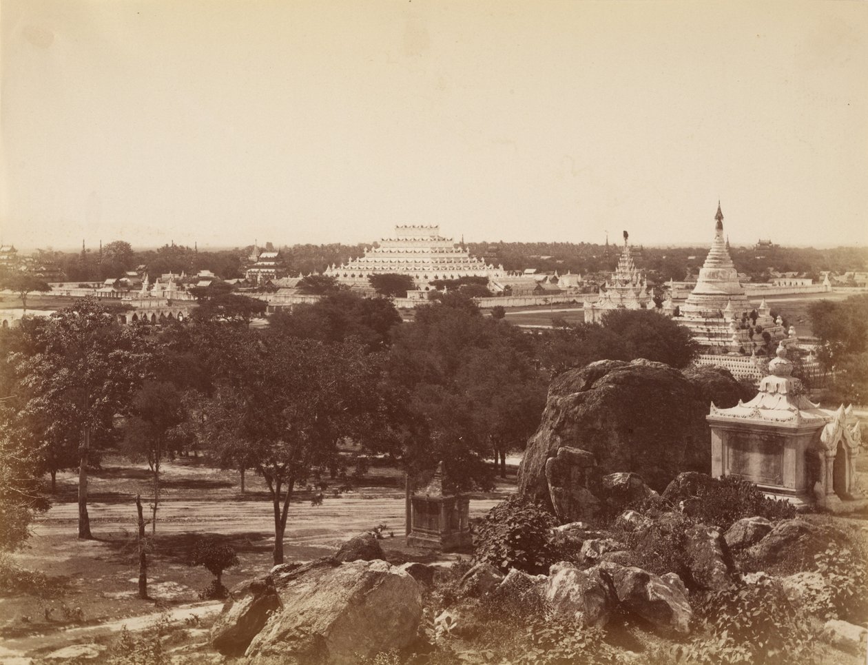 O incomparável pagode da colina de Mandalay de Felice Beato