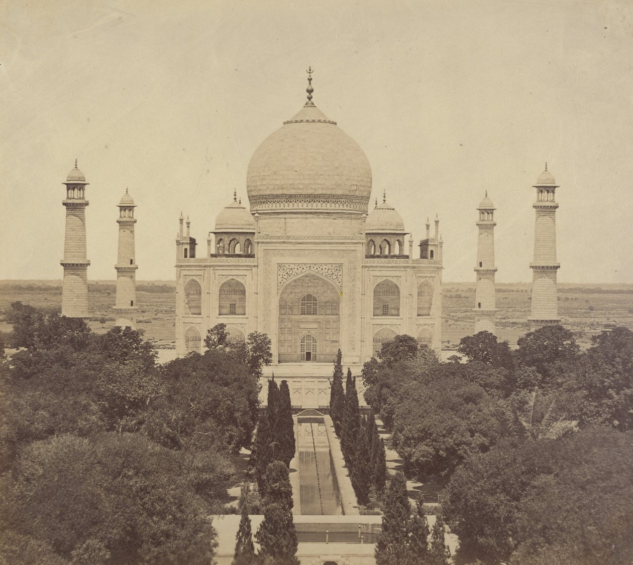 [O Taj Mahal a partir do portal de entrada]. de Felice Beato