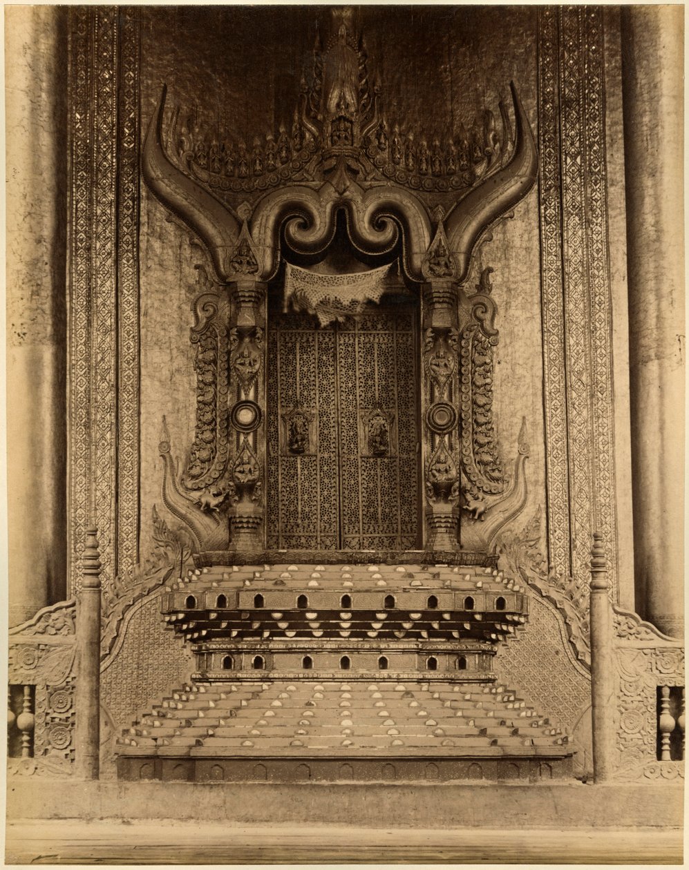 O The-ha-thana ou o trono do Lions no Myei-nan ou Main Audience Hall no palácio de Mandalay, na Birmânia, no final do século XIX (impressão de albume) de Felice Beato