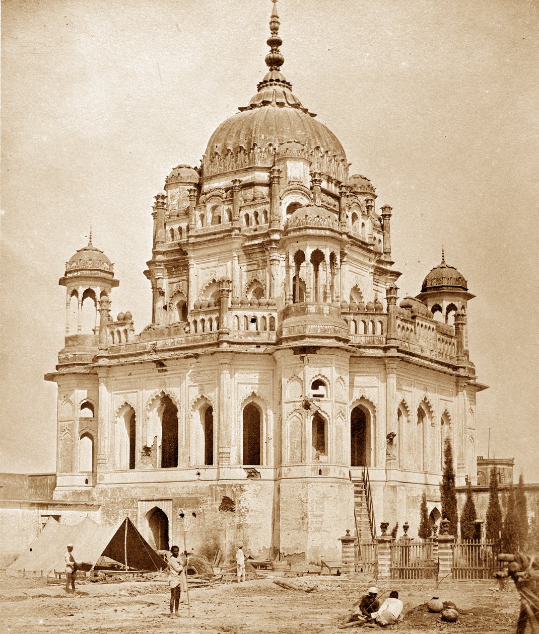 A torre da esposa de Sadaat Ally no Kaiser Bagh Palace, Lucknow de Felice Beato