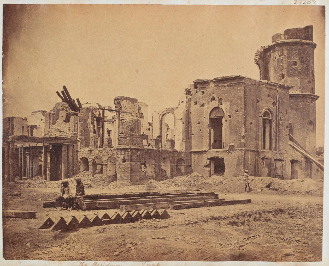 A frente da residência, Lucknow, 1858 de Felice Beato