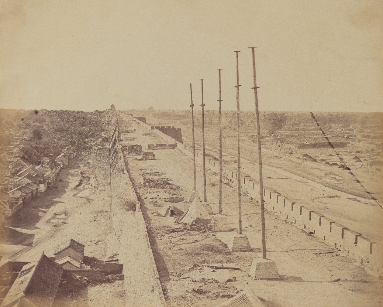 Topo da Muralha de Anting Gate, Pequim, tomada por tropas inglesas e francesas, outubro de 1860 de Felice Beato