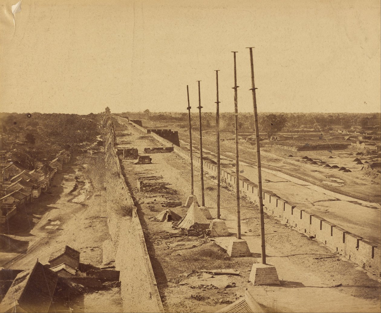 O topo do muro de Antin Gate foi tomado por tropas britânicas e francesas, 21 de outubro de 1860 de Felice Beato