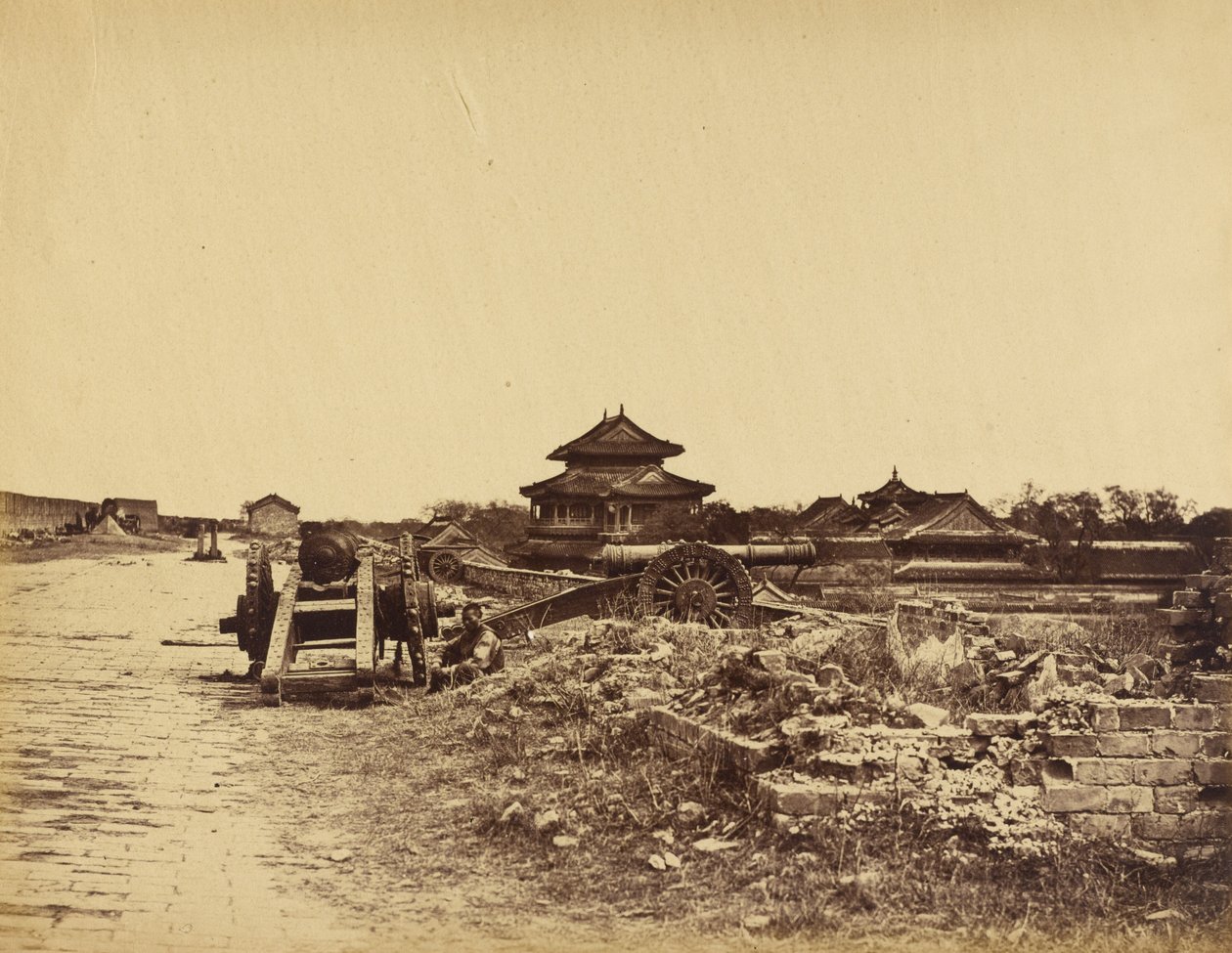Topo da muralha de Pekin mostrando as armas chinesas apontadas contra as nossas baterias, 14 de outubro de 1860 de Felice Beato
