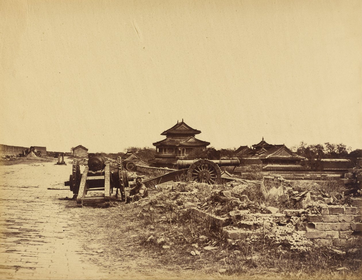 Topo da parede de Pequim mostrando as armas chinesas direcionadas contra nossas baterias, 14 de outubro de 1860 de Felice Beato