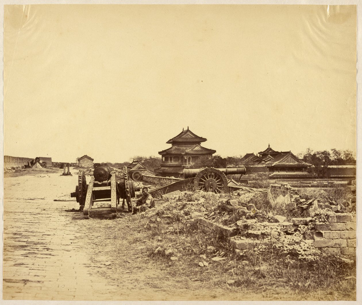 [Topo da muralha de Pequim tomada em 14 de outubro de 1860, mostrando as armas chinesas apontadas contra as nossas baterias]. de Felice Beato