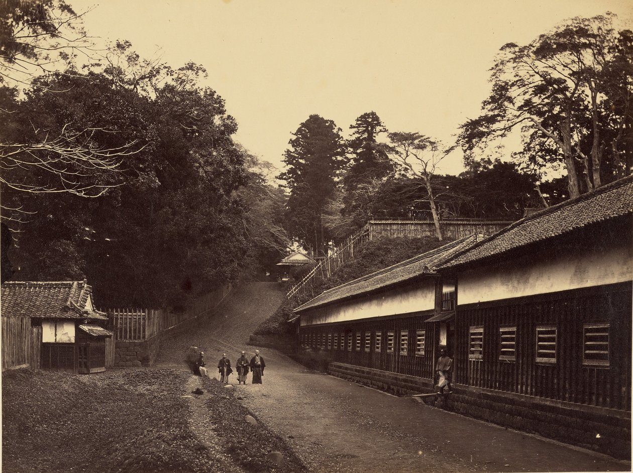 [Vista do sopé da colina que conduz ao palácio de Satsuma] de Felice Beato