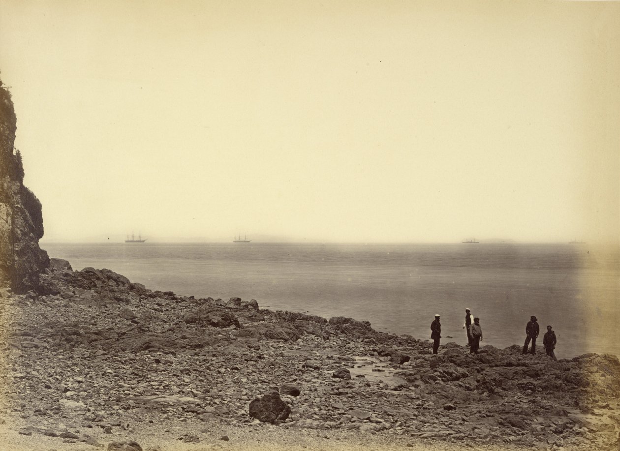 [Vista da costa com navios no horizonte e cinco figuras de pé na praia]. de Felice Beato