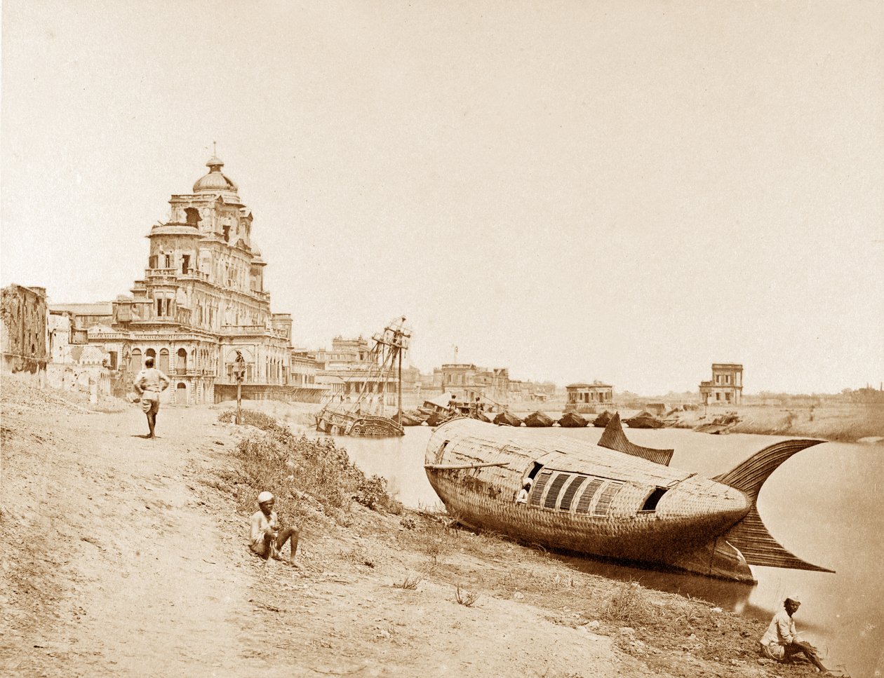 Vista do Palácio Chattar Manzil com o Barco do Rei no rio Gumti, Lucknow, durante o Motim Indiano, 1858 de Felice Beato