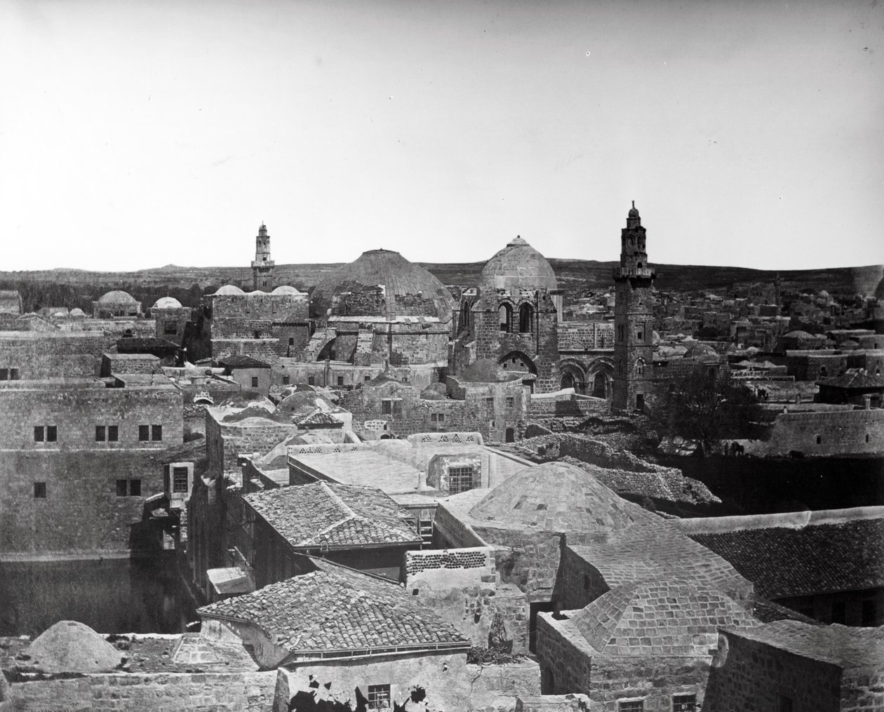 Vista da Igreja do Santo Sepulcro e Poça de Ezequias, Jerusalém, 1857 de Felice Beato
