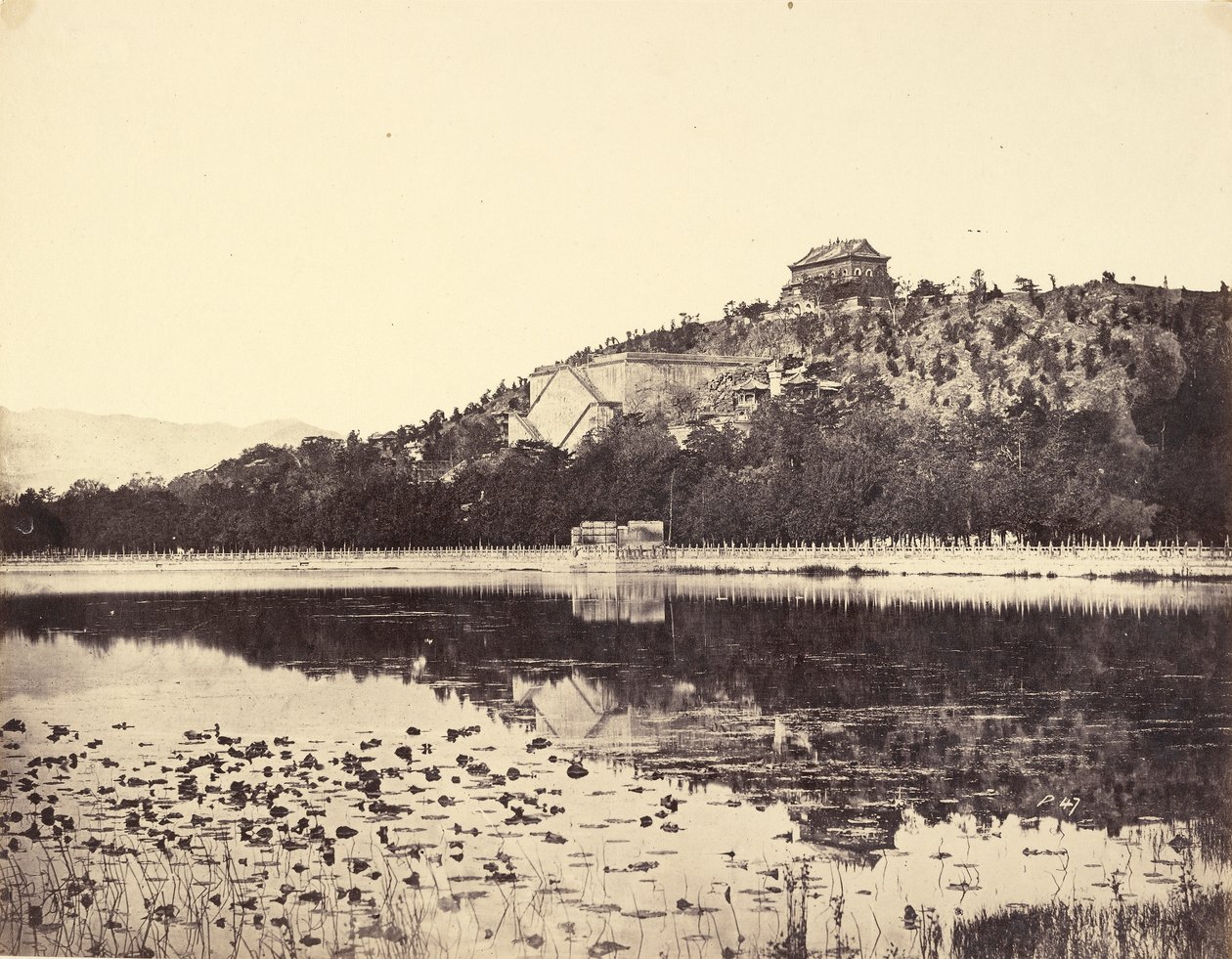 Vista do Palácio Imperial de Verão, Yuen-Ming-Yuen, depois do incêndio, tirada do lago, Pequim, 18 de outubro de 1860 de Felice Beato