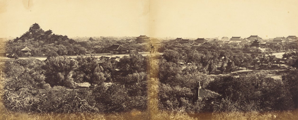 Vista do Palácio Imperial de Inverno, Pequim, mostrando a colina artificial, 29 de outubro de 1860 de Felice Beato