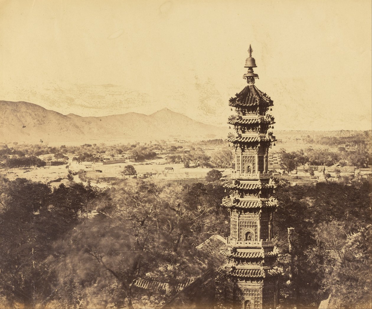 Vista do Palácio de verão. Pagode Yuan Ming Yuan. Antes do incêndio, Pequim, 18 de outubro de 1860 de Felice Beato