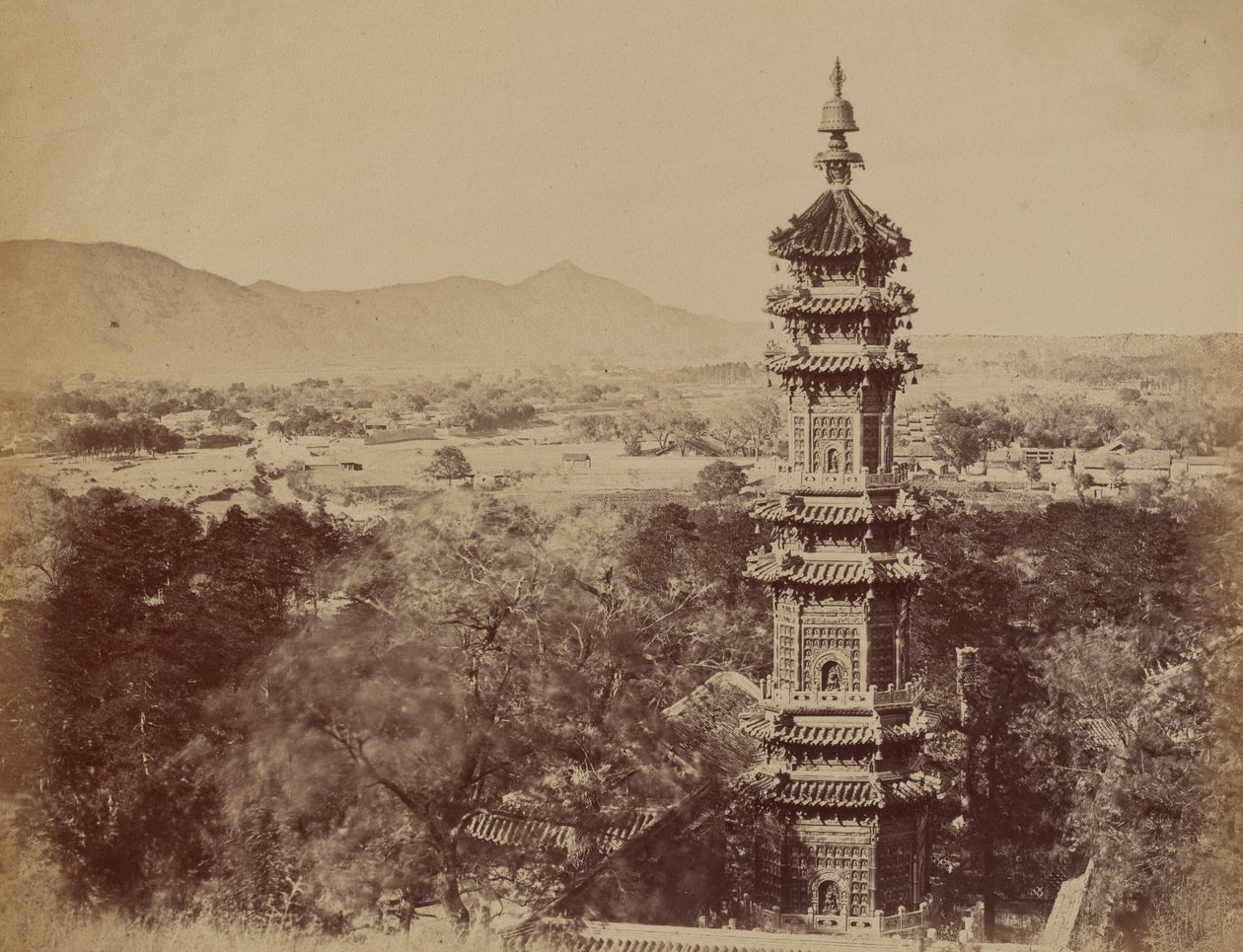 Vista do Palácio de Verão Yuen Min Yuen, Pequim, mostrando o pagode antes da queima, outubro de 1860 de Felice Beato