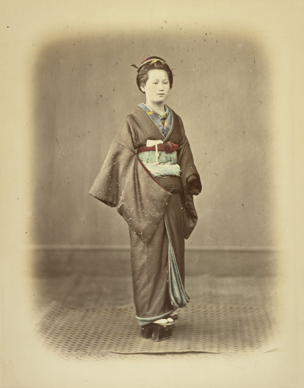 Mulher com traje tradicional de Felice Beato