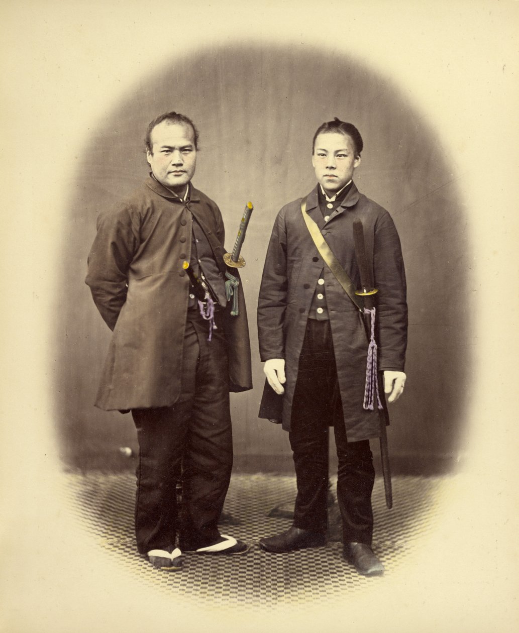 Os Yakunins com trajes semi-estrangeiros de Felice Beato