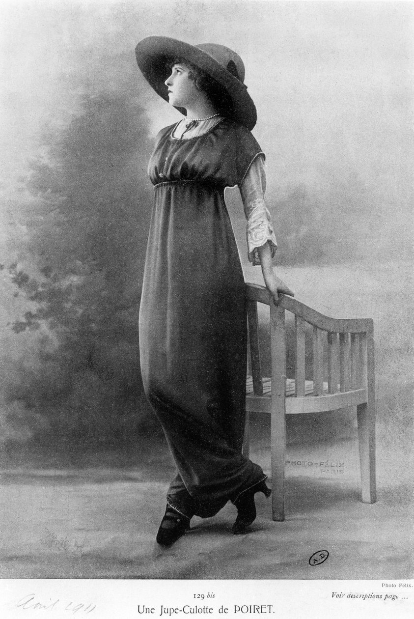 Uma saia dividida por Paul Poiret (1879-1944) abril de 1911 de Felix Studio