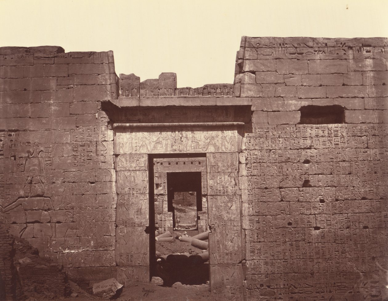 Segunda porta do Grande Templo de Medinet Habu, Tebas de Félix Bonfils