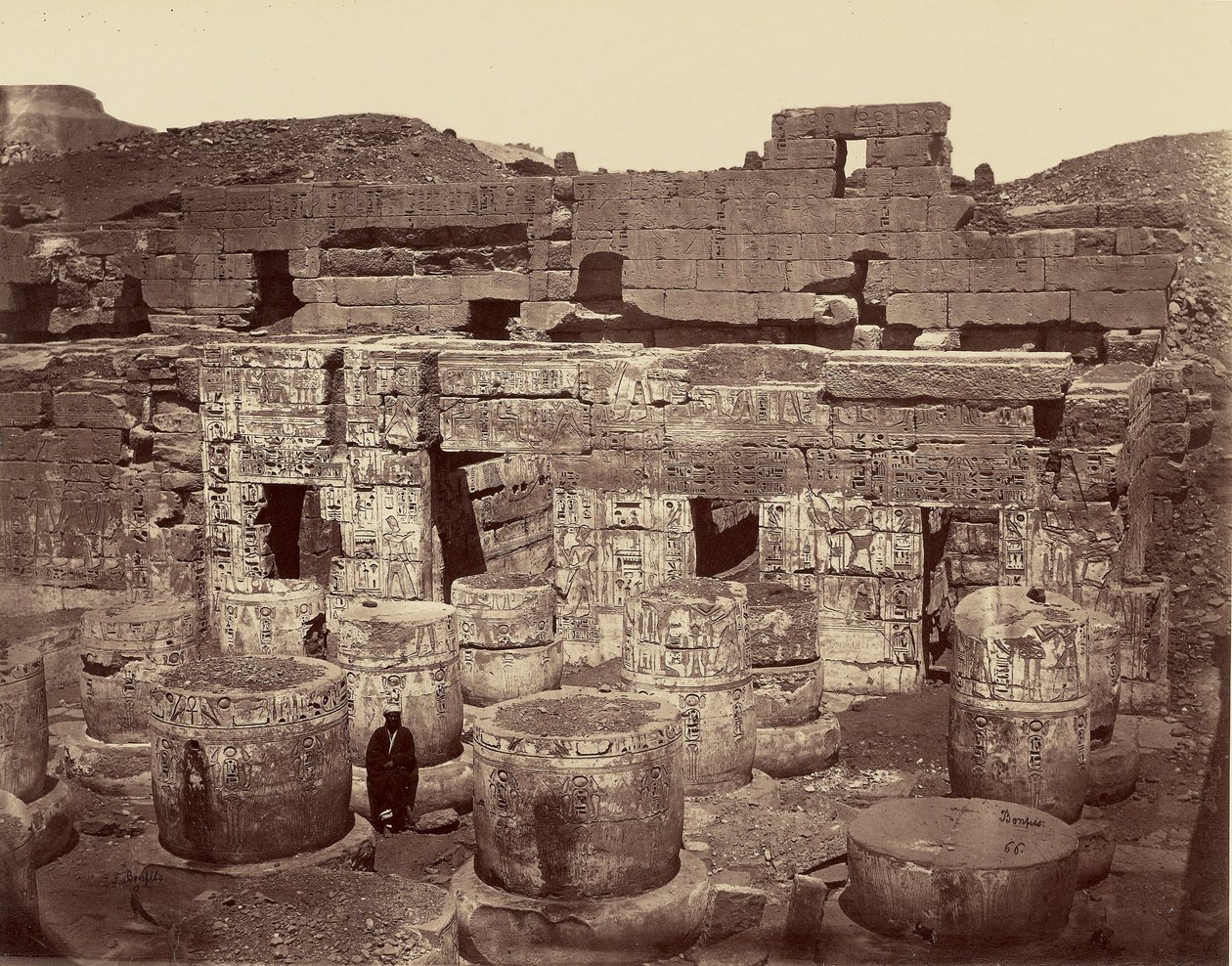 3.º pátio do Grande Templo de Medinet Habu, ou das colunas. Tebas de Félix Bonfils