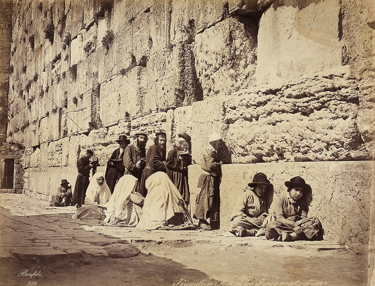 Um grupo de israelitas orando no Muro das Lamentações (ou Muro Ocidental), Jerusalém de Félix Bonfils