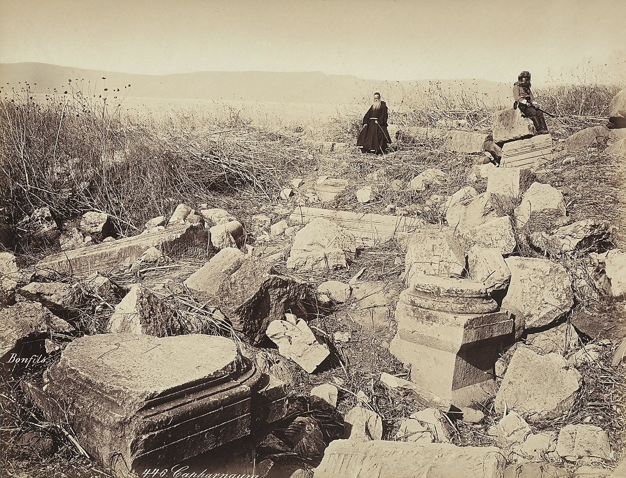 Um monge e um homem com uma pose de arma, sentado em algumas ruínas, perto de Capharnaum. de Félix Bonfils