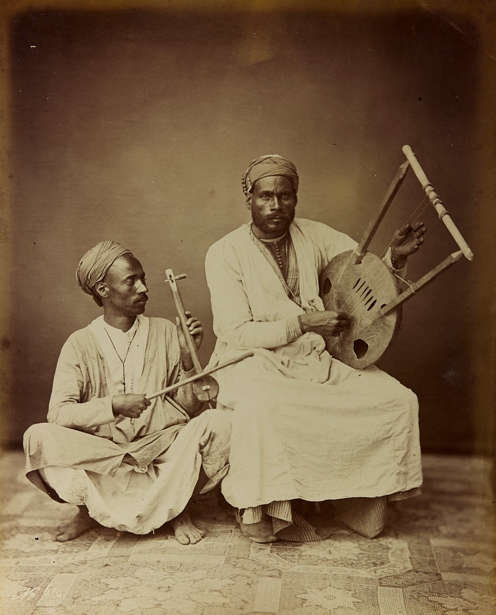 Álbum " Damas et Baalbek ": Par de músicos sírios fotografados enquanto tocavam um instrumento de cordas de Félix Bonfils