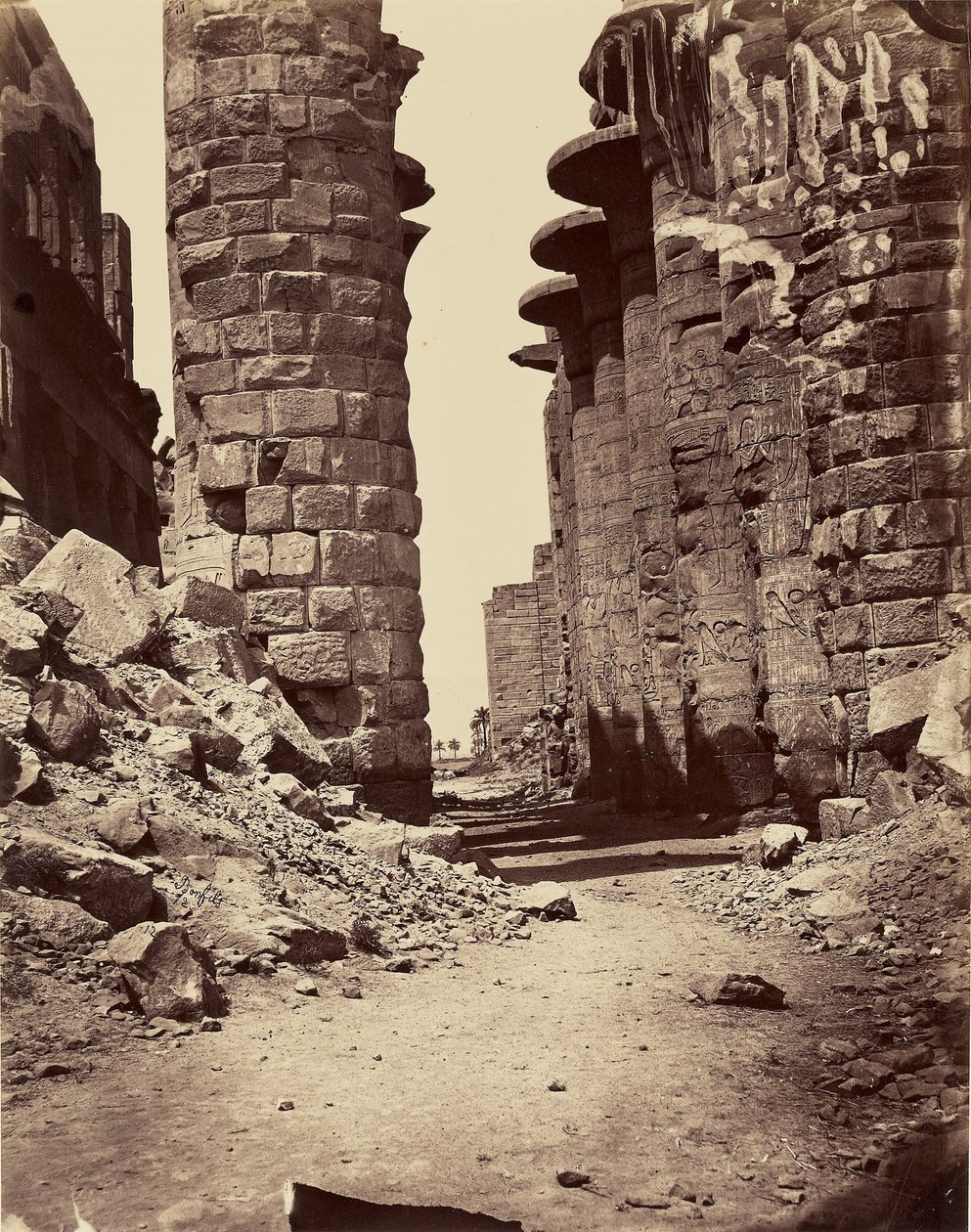 Avenida central da sala hipostila, vista a partir do leste (Karnak) - Tebas de Félix Bonfils