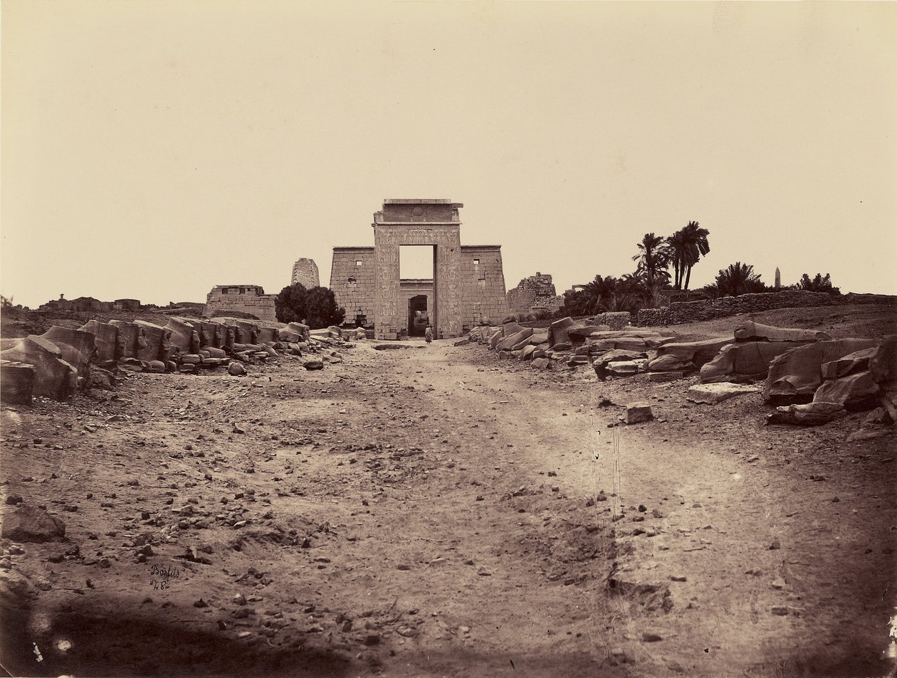 Avenida das Esfinges e propileu ptolemaico, Karnak, Tebas de Félix Bonfils