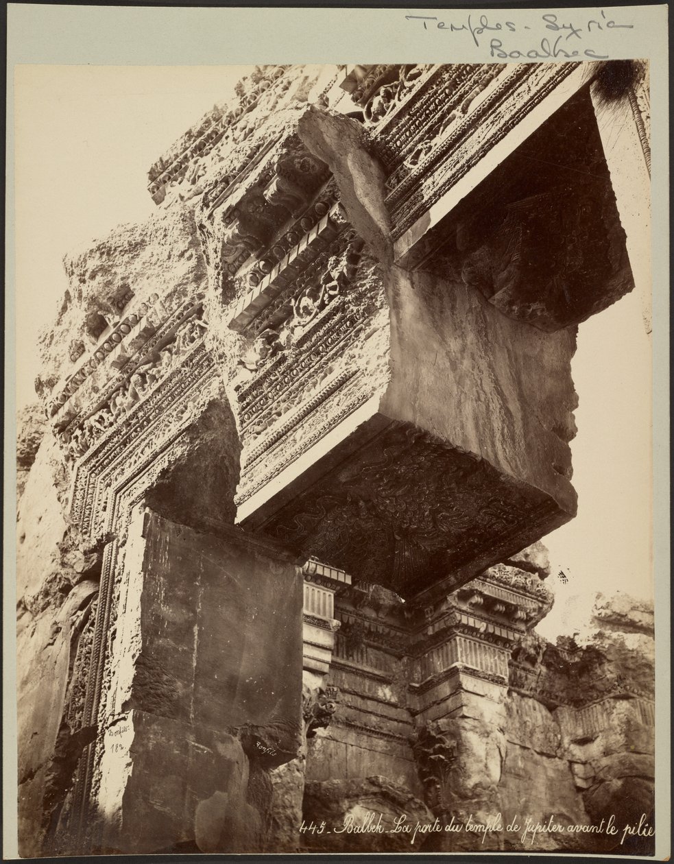 Baalbek, a porta do templo de Júpiter antes do pilar de Félix Bonfils