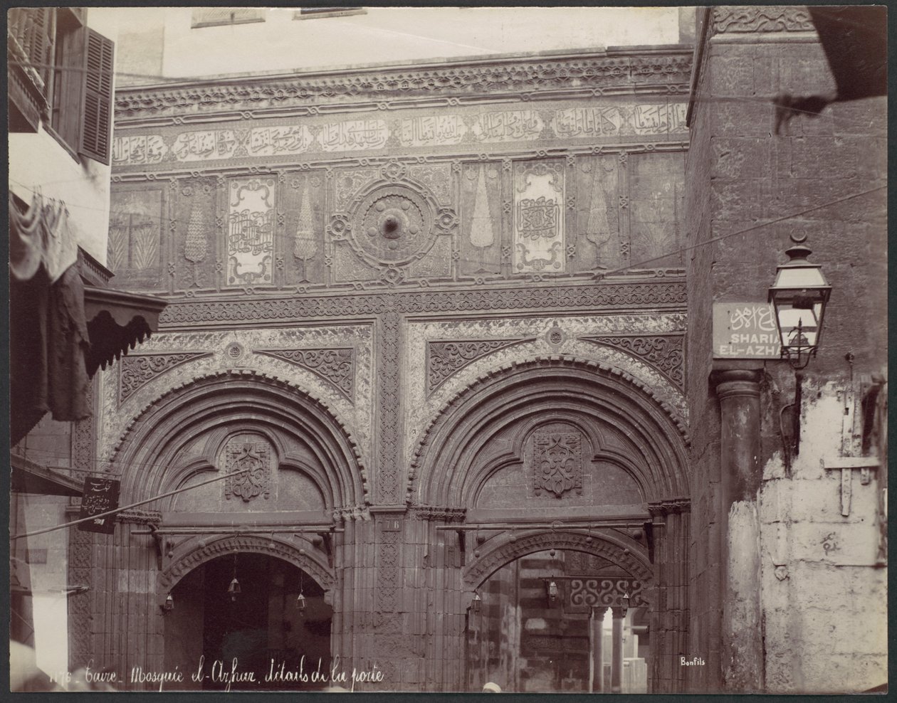 Cairo. Mesquita de El-Arhar, detalhes da porta de Félix Bonfils