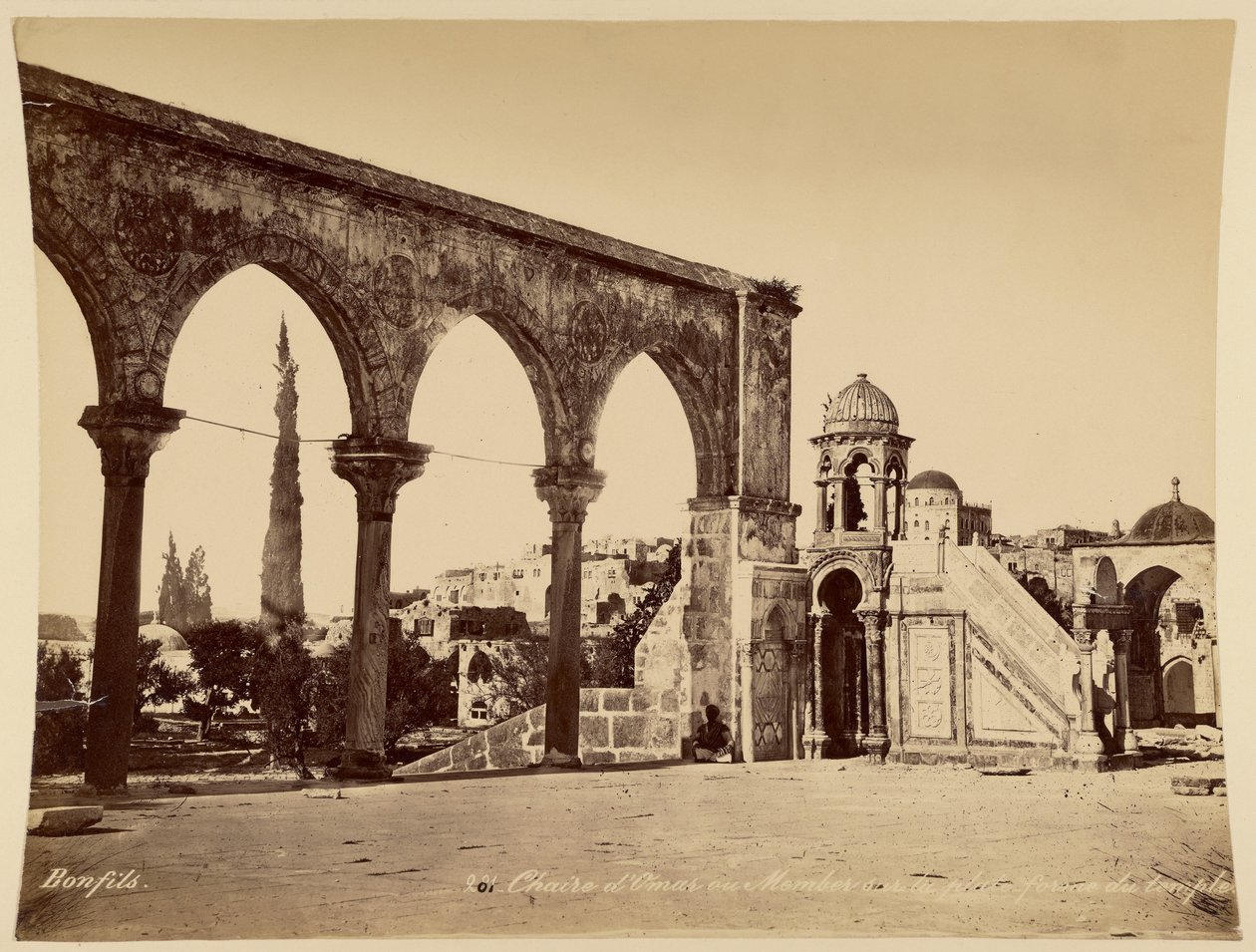 Cátedra de Omar ou Member na plataforma do templo de Félix Bonfils