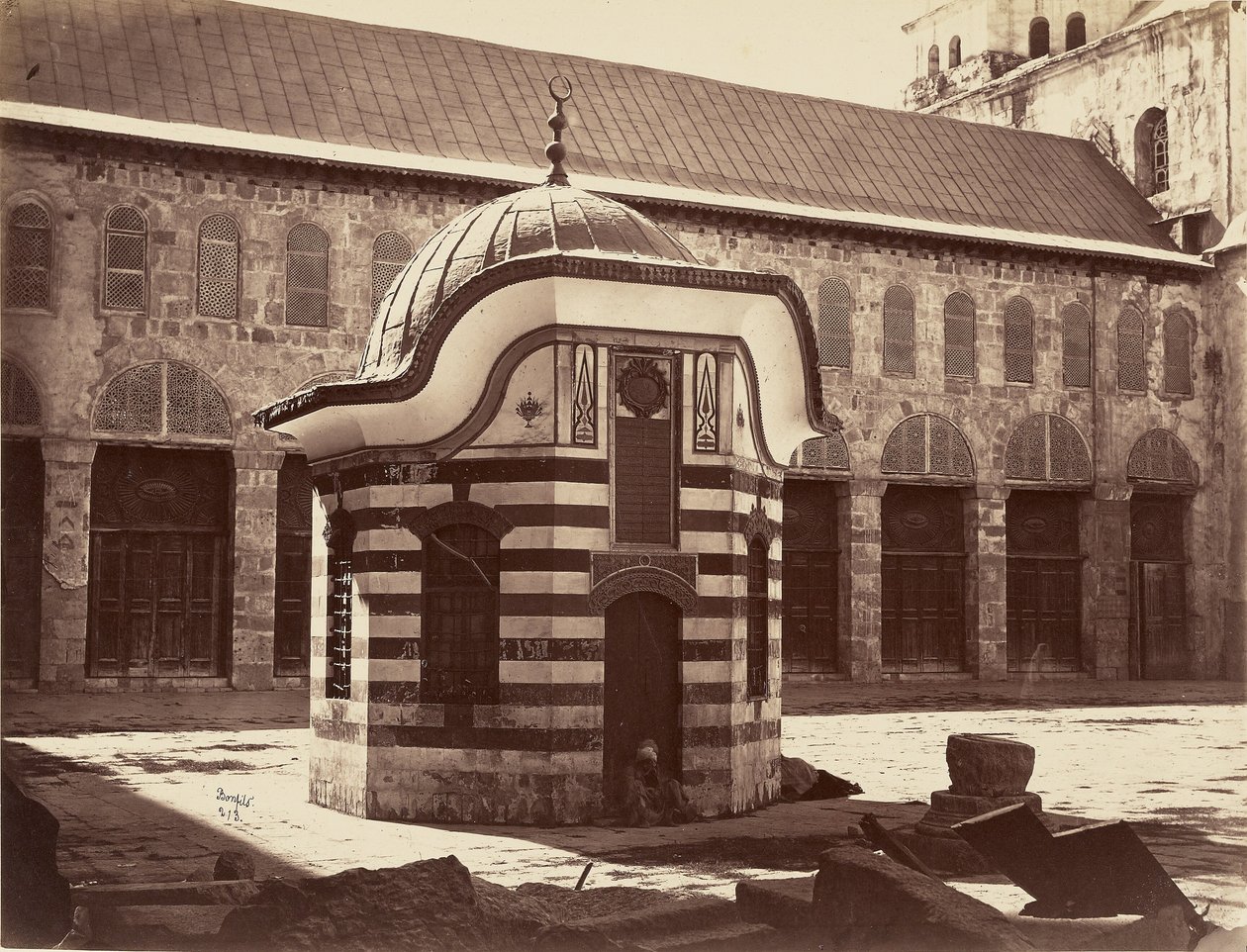 Cúpula octogonal no pátio da Grande Mesquita - Damasco de Félix Bonfils