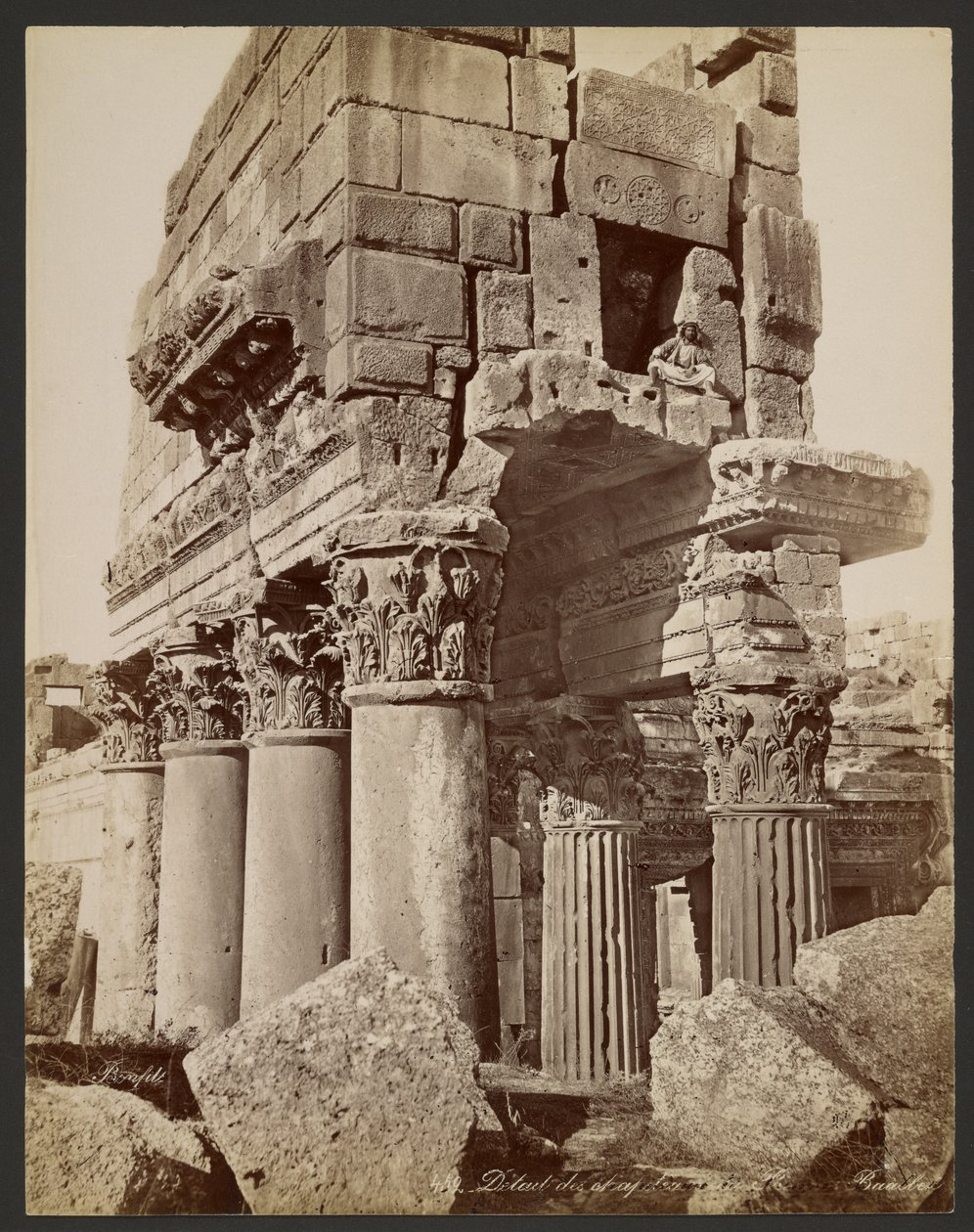 Pormenor dos capitéis do pronaos de Baalbek de Félix Bonfils