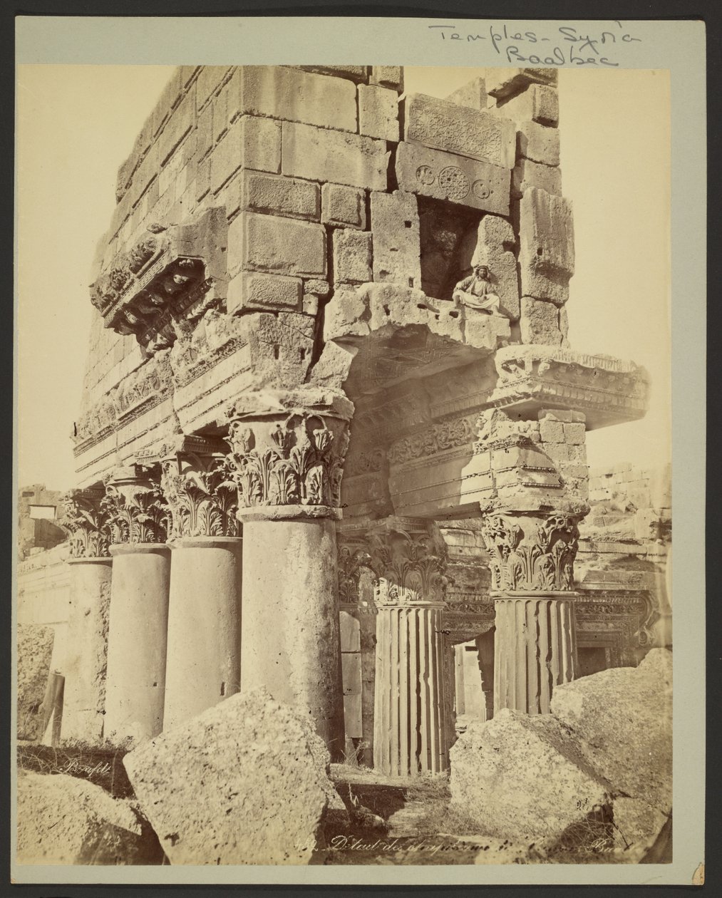 Pormenor dos capitéis do pronaos de Baalbek de Félix Bonfils