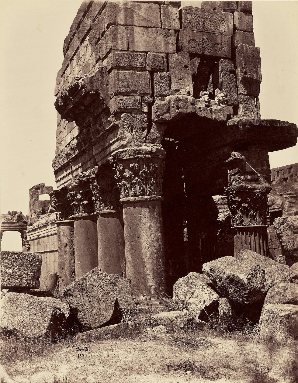 Pormenores dos capitéis das colunas do Templo de Júpiter - Baalbek de Félix Bonfils