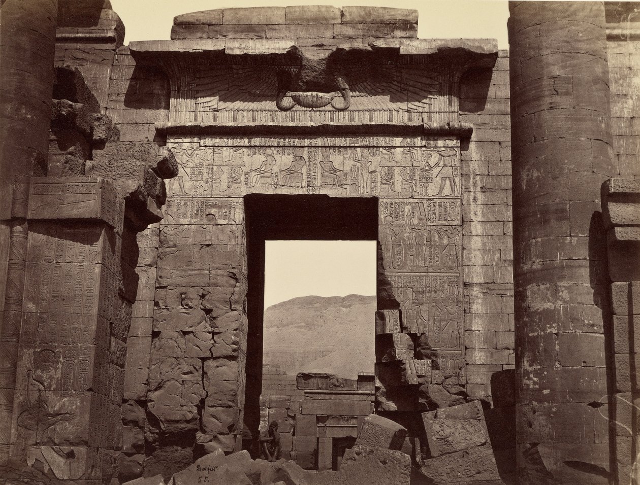 Pormenores do portal de entrada do templo, Medinet Habu de Félix Bonfils