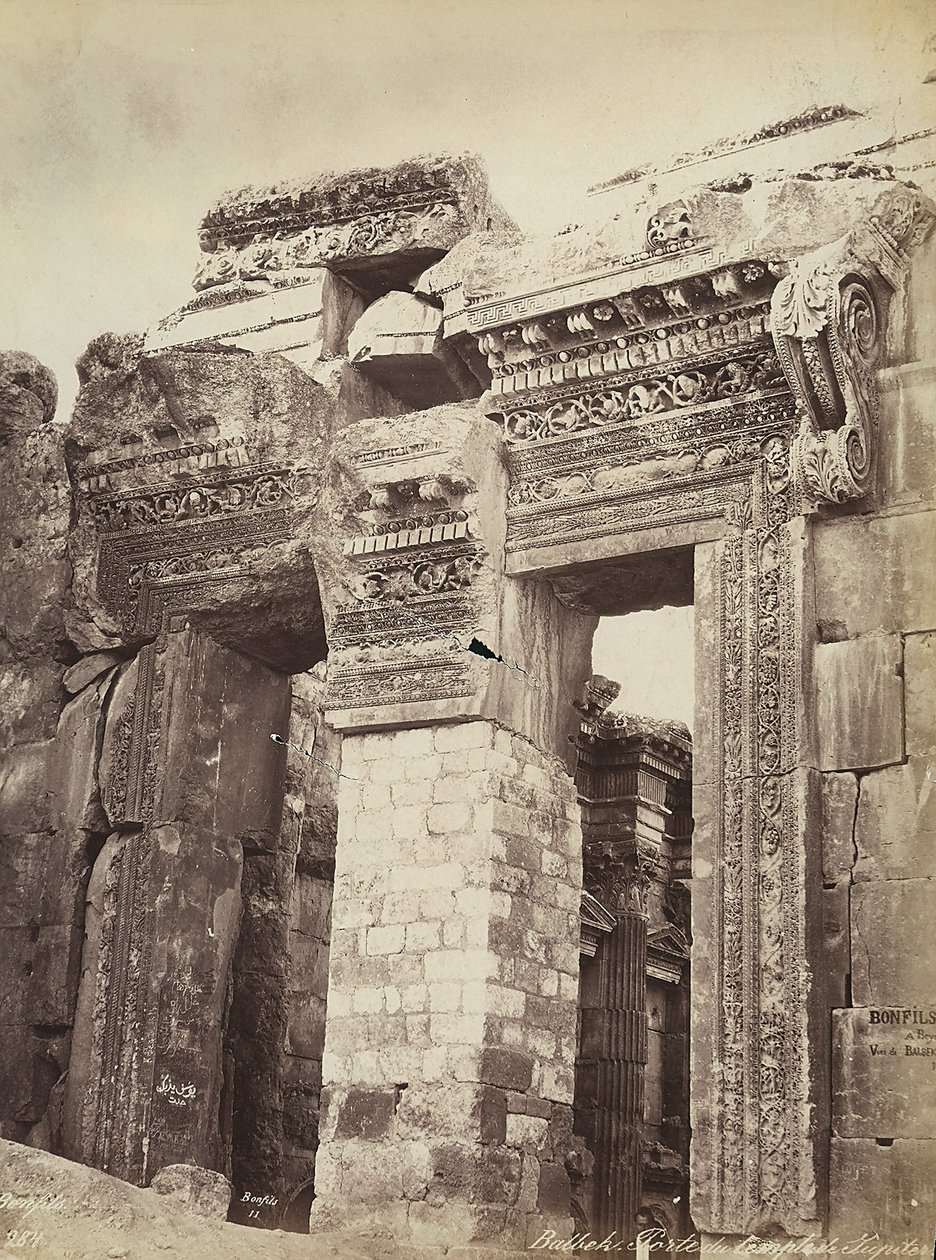 Entrada no Templo de Júpiter ou do Templo do Sol, na zona arqueológica de Heliópolis ou Baalbek, antiga cidade síria, hoje Líbano. de Félix Bonfils