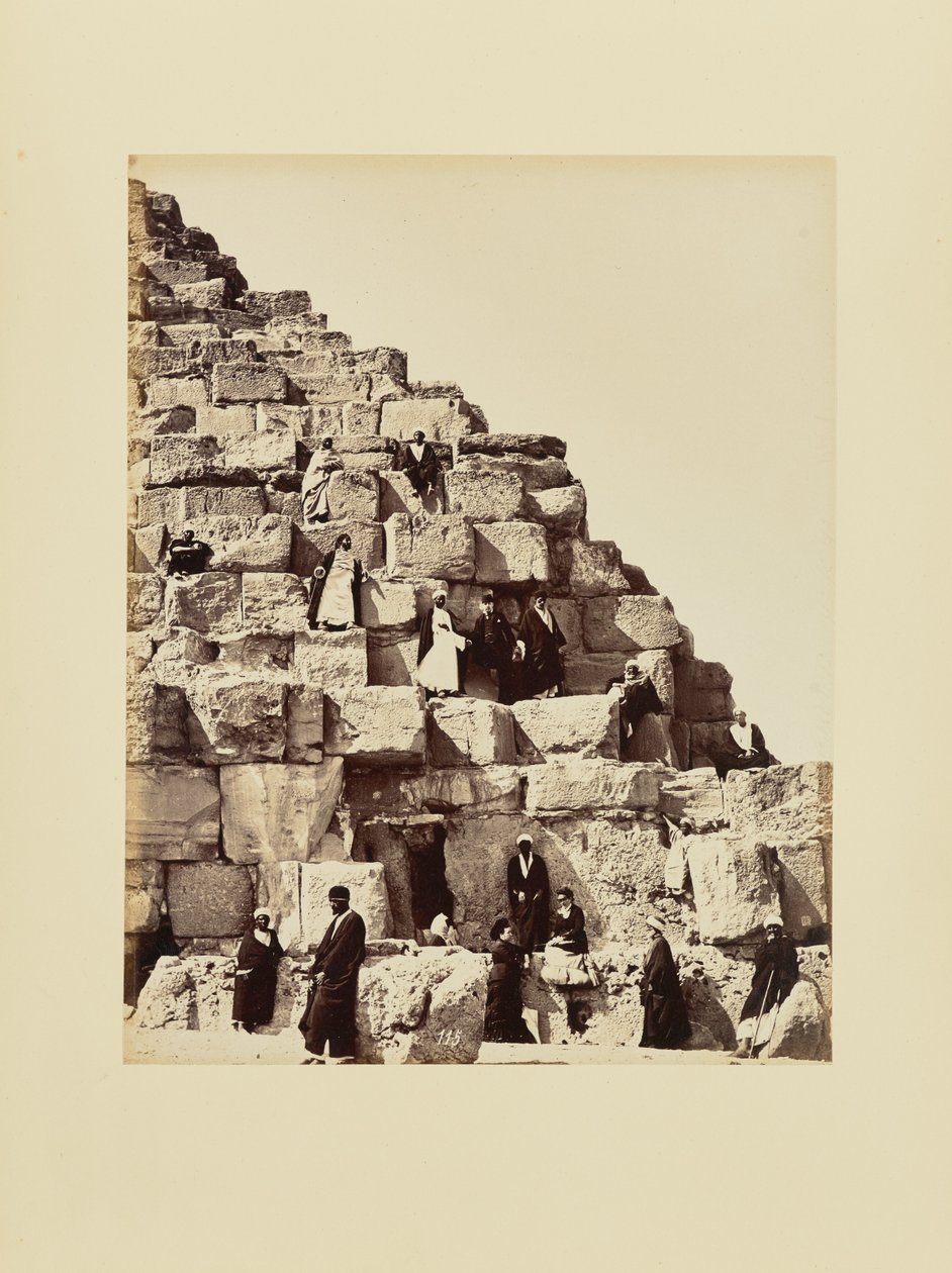 Retrato de grupo nos blocos de pedra de uma pirâmide, Egito de Félix Bonfils