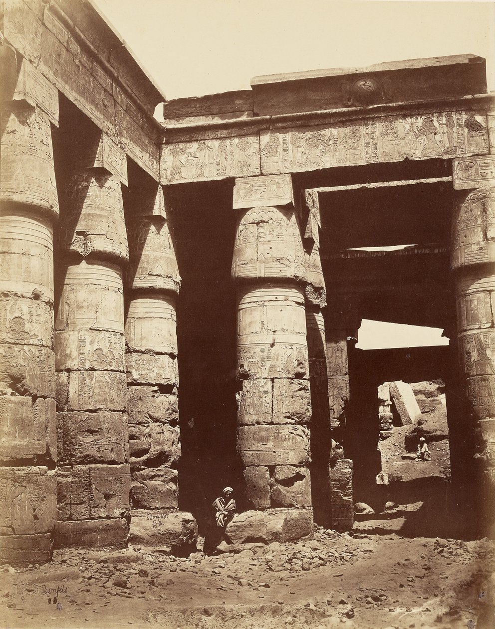 Interior do primeiro pátio do templo de Ramessés III em Karnak [Tebas] de Félix Bonfils