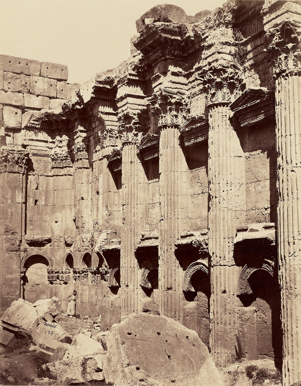 Interior do Templo de Júpiter - Baalbek de Félix Bonfils