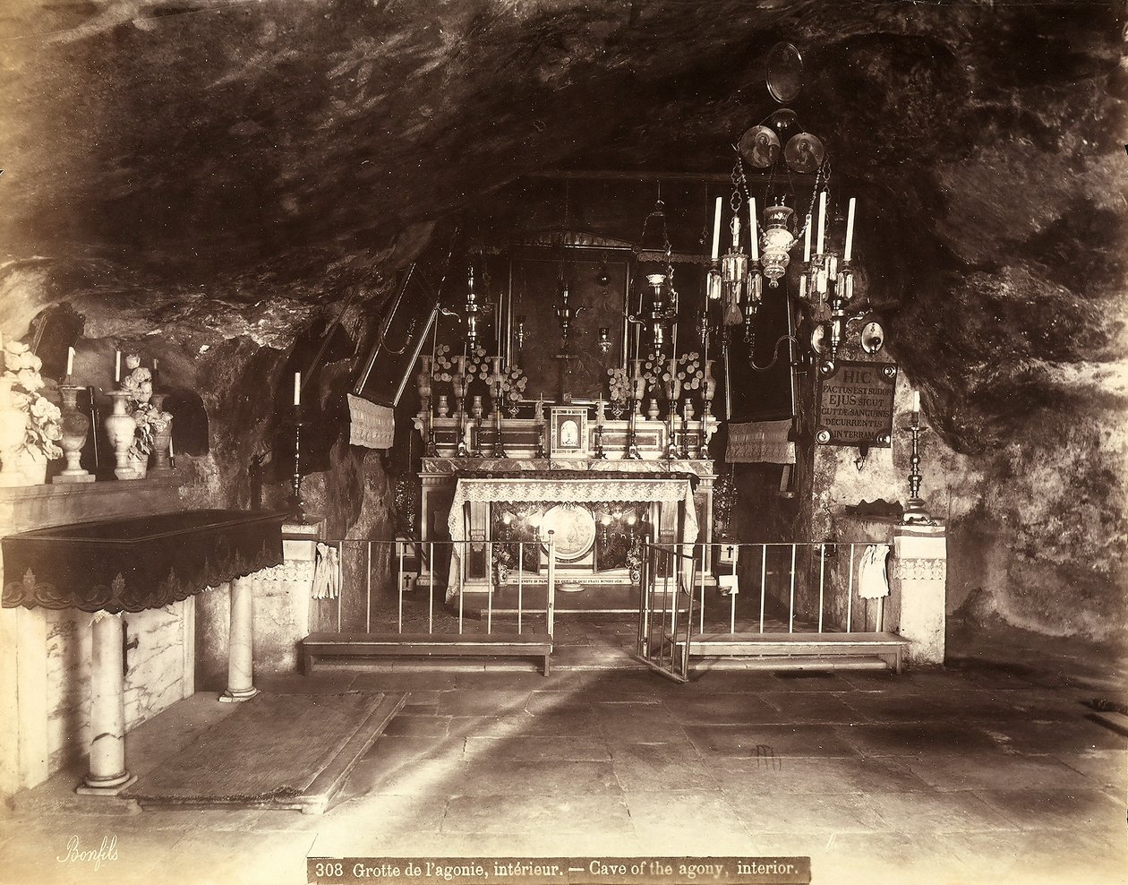 Interior da Gruta da Agonia, ou Basílica da Agonia, atualmente chamada Igreja de Todas as Nações, em Jerusalém. Segundo a tradição, Jesus passou aqui os seus últimos momentos antes de ser preso. de Félix Bonfils