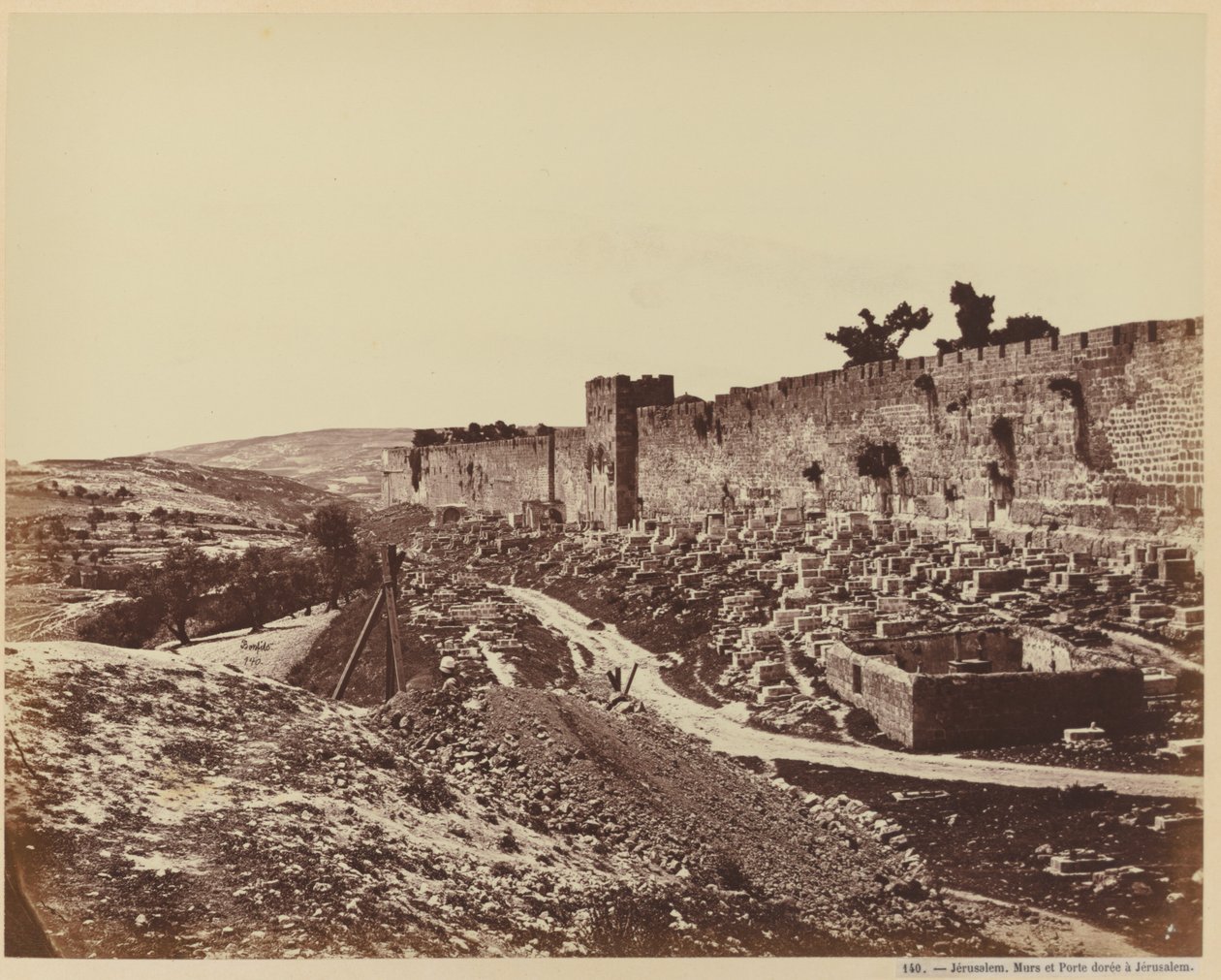 Jerusalém. Muralhas e Porta Dourada em Jerusalém. de Félix Bonfils