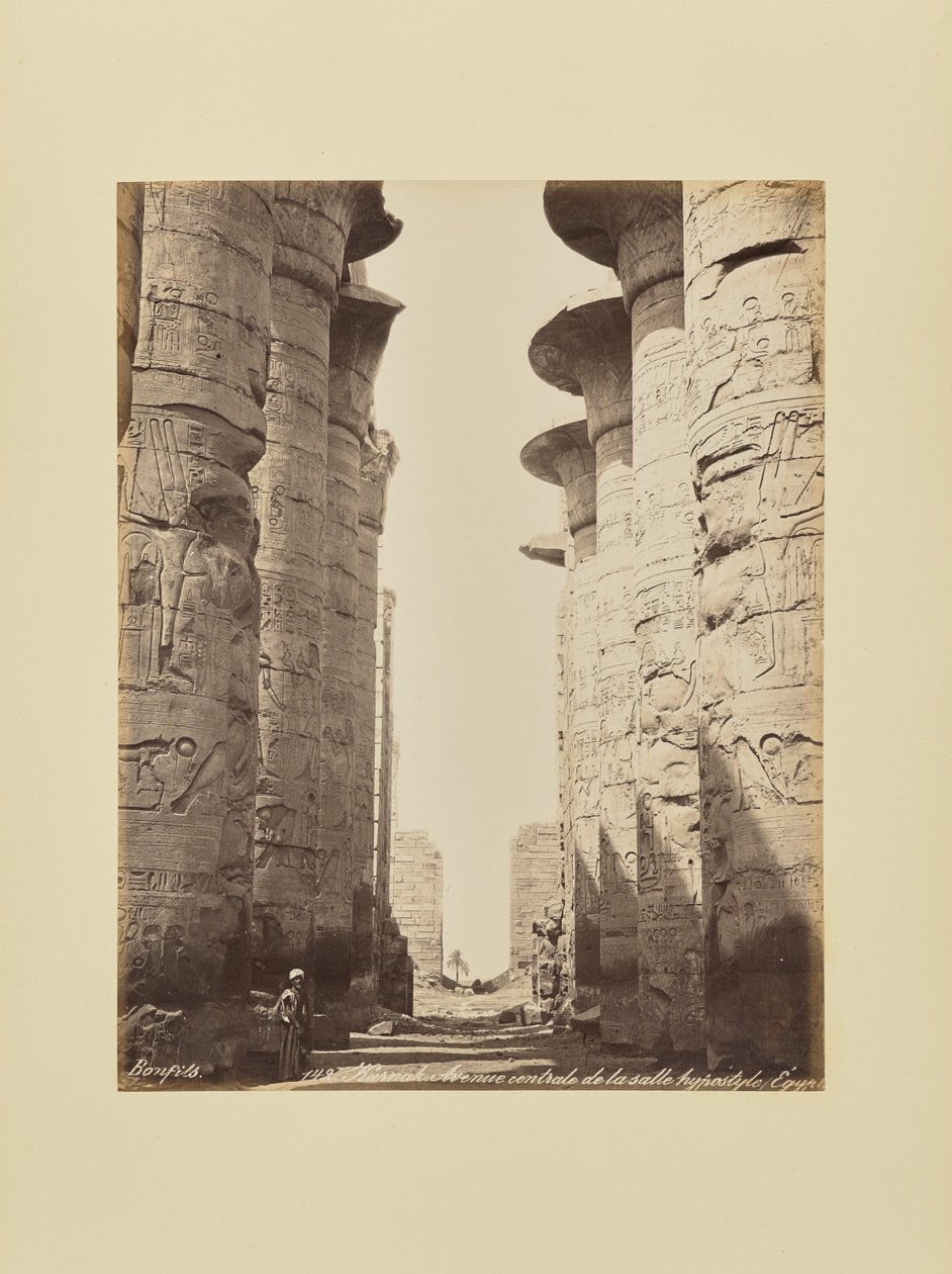 Karnak. Avenida central da sala hipóstila, Egipto de Félix Bonfils