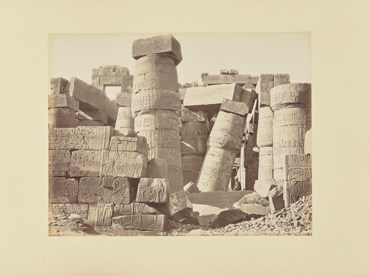 Karnak. Ruínas da sala hipóstila, vista do interior, Egito de Félix Bonfils