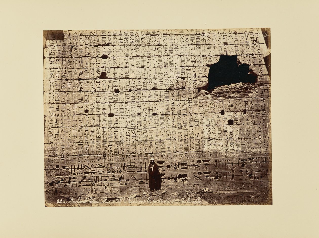 Medinet-Abou - Baixo-relevo à direita no portal do Grande Templo de Félix Bonfils