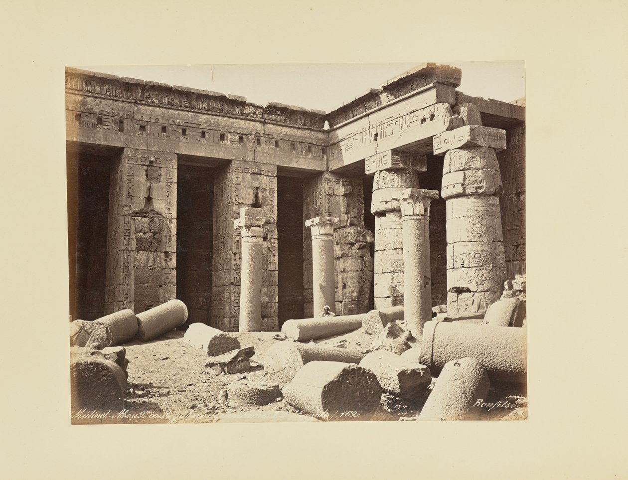 Medinet Habu, segundo pátio, galeria de Tutmés I (Egipto) de Félix Bonfils