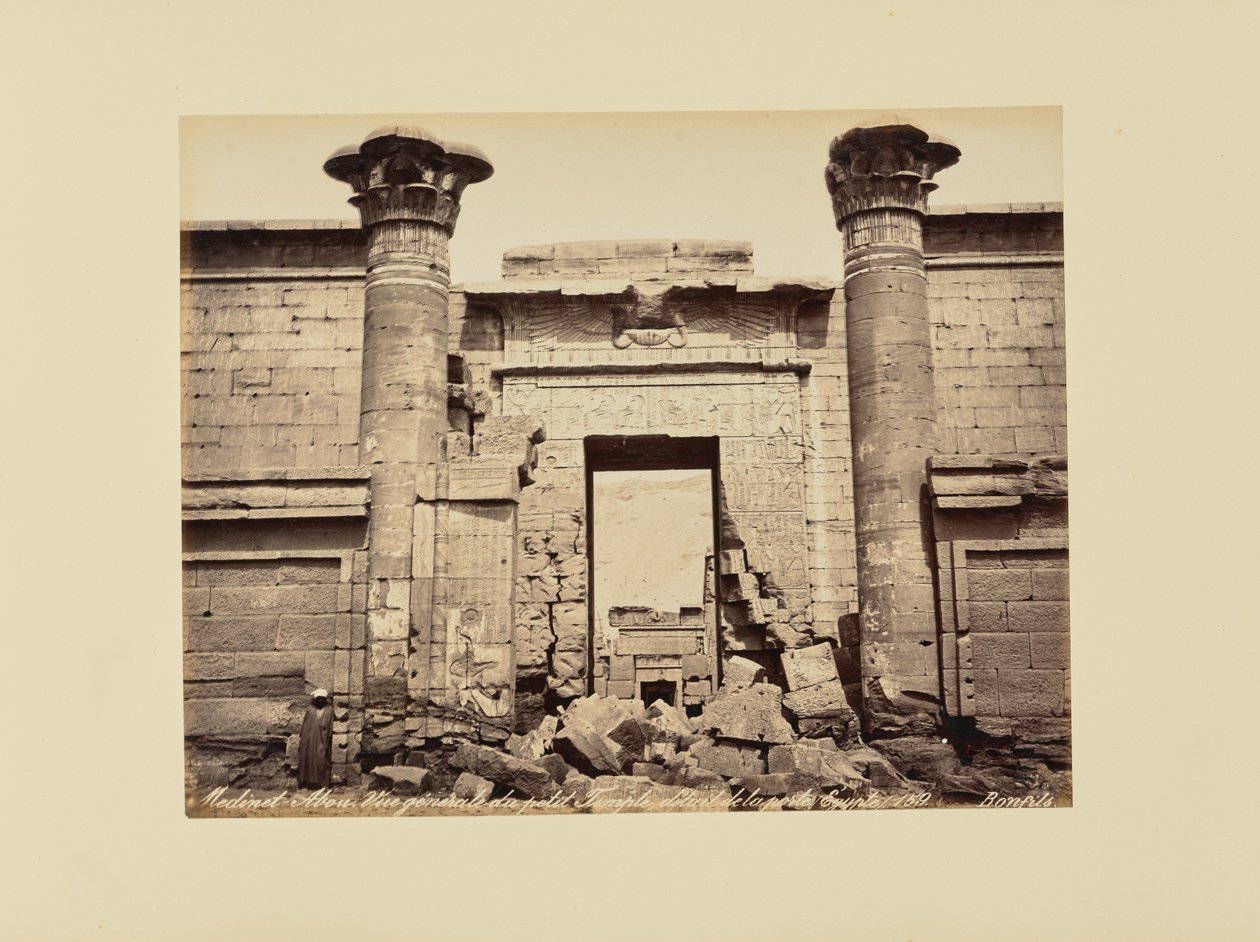 Medinet-Abou. Vista geral do pequeno templo, detalhe da porta (Egito) de Félix Bonfils