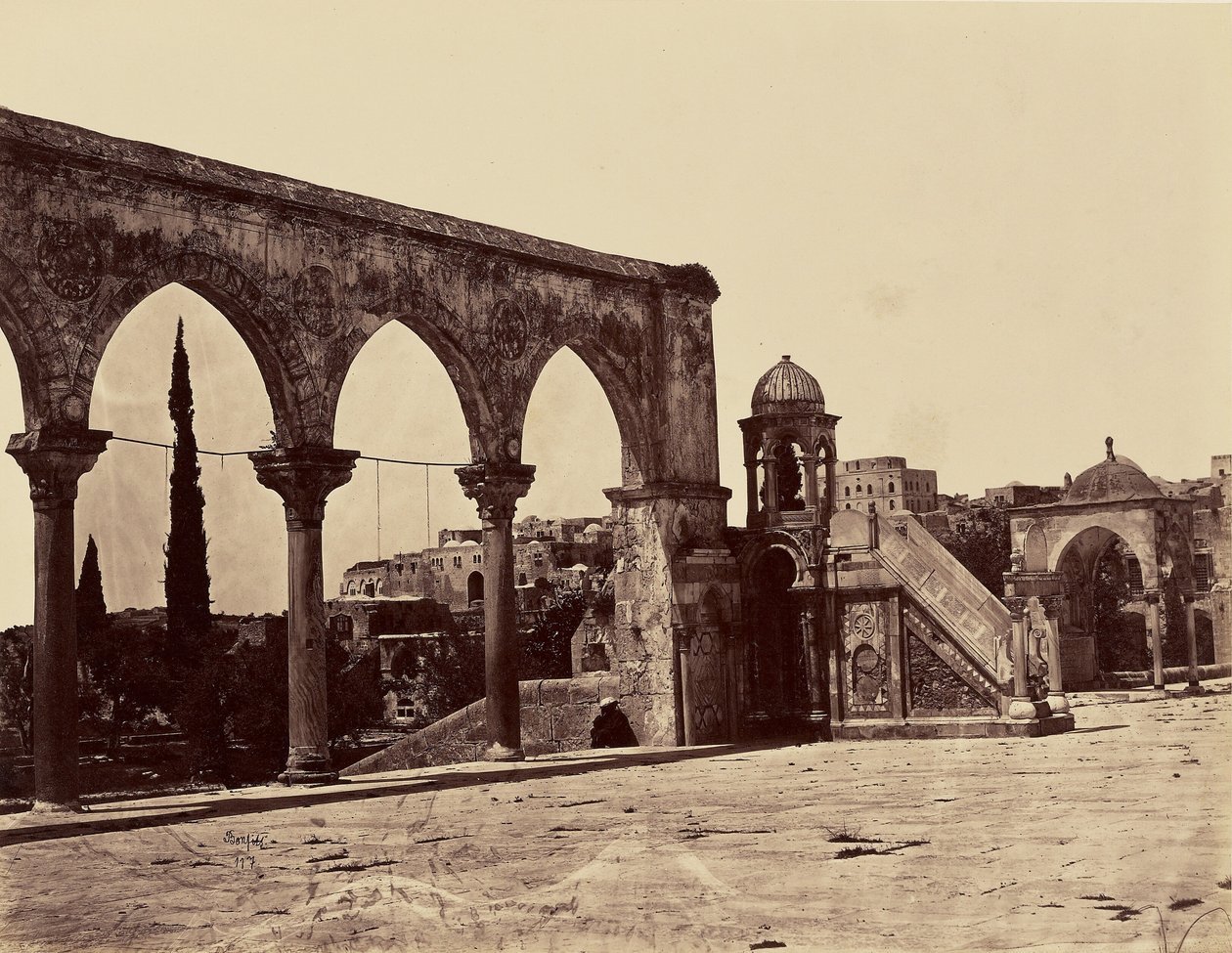 Membro na plataforma do Templo, Jerusalém de Félix Bonfils
